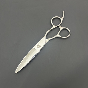 กรรไกรตัดผมแบบญี่ปุ่น ขนาด 6 นิ้ว ตัดได้กว้าง สำหรับช่างผมมืออาชีพ ใช้สำหรับคนถนัดขวา ผลิตจากสแตนเลส อุปกรณ์เสริมสวย - Product Image 4