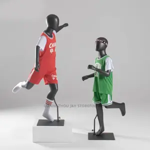 חלון בגדים של חנות אופנה מציג בובת ספורט לילדים בגוף מלא בובת ריצה לילדים שחורים