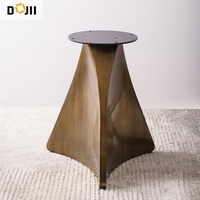 Table Basse Moderne et Contemporaine Triangle en Verre et Plateau en MDF par Dojii, Italie