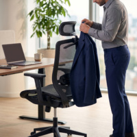 Chaise de bureau ergonomique à dossier haut en maille avec accoudoirs fixes, appui-tête fixe, soutien lombaire dynamique et pivotante pour l'école