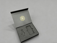 Boîte cadeau magnétique de luxe personnalisée avec logo imprimé, gaufrage, pelliculage mat et insert en EVA pour étui et porte-clés