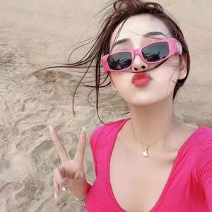 Lunettes de soleil élégantes pour femmes avec imprimé lettres, protection UV400, monture PC, couleur rouge, style Y2K tendance, mode Instagram, lunettes de soleil streetwear - Product Image 1