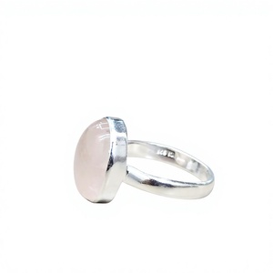 Bague en argent 925 avec quartz rose naturel, pierre précieuse rose, bande large et lisse, cabochon ovale, bijou minimaliste pour elle - Product Image 3