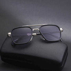 Lunettes de soleil carrées personnalisées de style européen et américain pour hommes, monture en métal à double pont, monture noire, verres PC, protection UV400 - Product Image 1