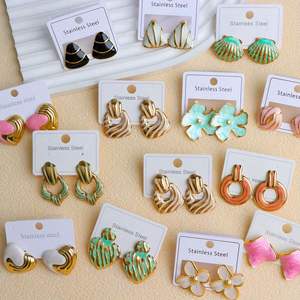 Boucles d'oreilles clous en acier inoxydable plaqué or tendance, design nœud papillon, fleur, cœur, hypoallergéniques, émaillées, cadeau, fête, vente en gros - Product Image 1