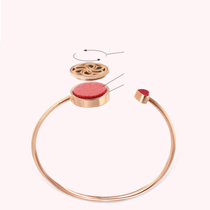 Brazalete Abierto con Difusor de Aceites Esenciales |   Pulsera de Acero Inoxidable con Baño de Oro PVD de 18K, Diseño de Corazón Hueco, Repelente de Mosquitos, Joyería para Mujer - Product Image 3