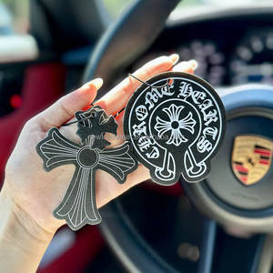 Miglior prezzo a forma di croce accessorio per decorazione profumo per <span class=keywords><strong>auto</strong></span> <span class=keywords><strong>logo</strong></span> personalizzato profumato pendente deodorante per <span class=keywords><strong>auto</strong></span> in carta - Product Image 1