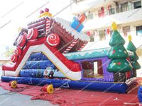 Château gonflable commercial de Noël avec train du Père Noël, parcours d'obstacles et figurines d'action anime, idéal pour la location promotionnelle et les fêtes