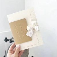 Cartes d'invitation élégantes haut de gamme avec estampage à chaud, texte personnalisé, mariages, événements d'entreprise, lancement de marques de luxe, totems colorés