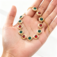 Ensemble collier et bracelet plaqué or de style bohème avec incrustation de cristaux rouges et verts pour femmes, idéal comme cadeau de fête