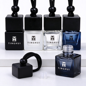 Botella difusora colgante para coche de vidrio cuadrado de 8 ml, con tapa de madera negra mate, botella vacía para perfume de coche, colgante para el espejo retrovisor del coche. - Product Image 1