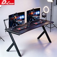 Bureau de jeu en fibre de carbone de l'usine de Foshan avec pieds en métal en forme de K et éclairage rouge