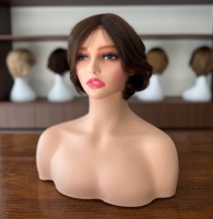 Perruque médicale en cheveux naturels non traités, entièrement nouée à la main, avec dessus en soie doux et lisse et devant en dentelle