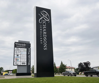 Pylône publicitaire LED rétroéclairé sur mesure pour station-service intérieure, avec affichage des prix et écran d'informations sur le carburant, fabriqué en usine