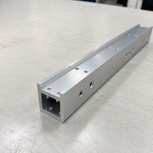 ผู้ผลิตชิ้นส่วนอะลูมิเนียมอัดขึ้นรูป CNC ตามแบบ OEM สำหรับโครงอุตสาหกรรมและการประกอบอุปกรณ์ - Product Image 2