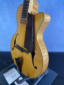 Yunzhi-Guitare <span class=keywords><strong>de</strong></span> jazz Archtop en érable flammé 15 pouces au choix avec corps en épicéa massif et touche en ébène fabriqués à la main - Product Image 4