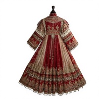 Robe de bal vintage en velours rouge, col haut, manches longues, broderie florale, longueur au sol, avec ceinture et pompons