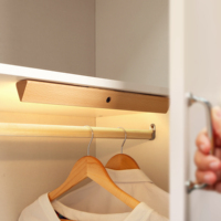 Lampe LED magnétique sans fil rechargeable pour armoire en bois massif avec détecteur de mouvement, éclairage intelligent sous armoire