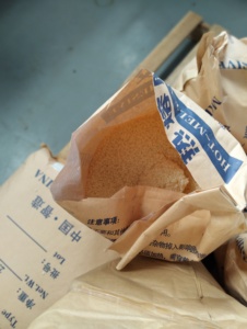 Colle adhésive thermofusible à séchage rapide à <span class=keywords><strong>prix</strong></span> compétitif <span class=keywords><strong>pour</strong></span> l'industrie de l'emballage (scellage des boîtes et des cartons) - Product Image 3
