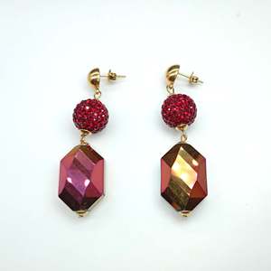 Pendientes de Moda con Baño de Oro PVD, Acero Inoxidable 316L, Colgante Hexagonal con Bola de Cristal Roja - Product Image 1