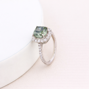 Bague halo en diamant de taille coussin vert cultivé en laboratoire avec bande pavée en or blanc / rose / jaune 18 carats |   Bijoux fins sur mesure - Product Image 3