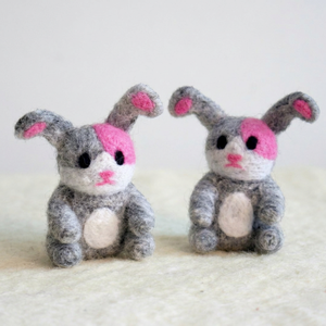 Conejito de Pascua de Fieltro y Hilo, Color Gris y Rosa, Hecho a Mano, Decoración de Interiores, Juguete Artesanal para Niños - Product Image 1