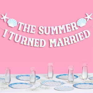 Striscione 'The Summer I Turned Married' - Decorazioni in Lamina Iridescente, Insegna per Festa Nuziale, Sfondo per Sposa Futura, Accessori per Festa in Spiaggia - Product Image 1