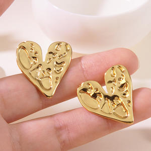 Y2K Sweet Punk <span class=keywords><strong>Heart</strong></span> Oorbellen, Hypoallergene hartvormige studs van titaniumstaal, vervaagbestendig vintage schattig cool juweel voor vrouwen - Product Image 4