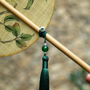 Éventail rond traditionnel chinois en bambou, peint à la main sur soie, avec pompon vert, pour accessoire de costume féminin - Product Image 4
