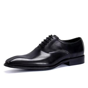 El diseñador crea a mano zapatos de vestir casuales para hombre, negros y azules, de cuero duradero, con adornos metálicos, estilo clásico. - Product Image 2