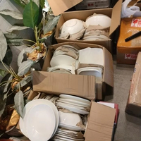 Assiette en Céramique Blanche Stock Ronde Taille Irrégulière Différents Modèles, Prix Bas Vente en Gros Direct Usine, Achat par Agent Chine