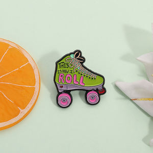 So rolle ich Emaille Pin süße Rollschuhe mit Bogen Brosche Revers Abzeichen Schmuck Geschenk für Skater - Product Image 2