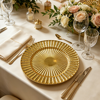 Assiette de présentation en plastique doré à nervures radiales, robuste, réutilisable, durable, brillante et légère, pour la restauration hôtelière, les mariages et les événements.