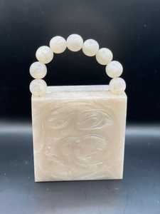 Pochette en résine tendance de qualité supérieure, très demandée, un accessoire indispensable pour les fashionistas, disponible à la vente - Product Image 6