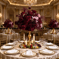 Centre de table artificiel vintage bordeaux, arrangement floral de roses rouges et d'hortensias pour la décoration de table de banquet de mariage