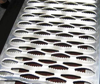 Grille en acier dentelé d'usine professionnelle plaque de bouche de crocodile plaque antidérapante utilisée dans la grille de bande de roulement d'escalier de sécurité d'escalier