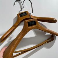 Cintre en plastique couleur bois pour costumes, épaules larges, avec logo personnalisé, pour magasins de vêtements haut de gamme (hommes et femmes) et usage domestique