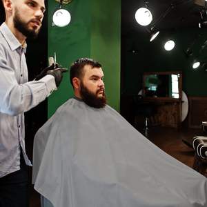 Capa de corte de pelo impermeable para adultos en stock al por mayor, capa de peluquero transpirable para salón - Product Image 6