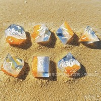 Ensemble de 7 dés polyédriques en résine à noyau liquide Golden Beach avec paillettes de sable à l'intérieur pour jeux de rôle, D&D, COC, TRPG et jeux de table