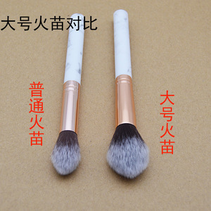 Brocha de Maquillaje Individual para Iluminador y Colorete Angulado, 3.5cm, con Mango de Plástico y Pelo de Nylon Ondulado, para Uso en Mejillas - Product Image 3