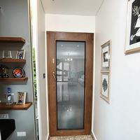 Ventanas abatibles de madera revestidas de aluminio y con rotura de puente térmico DEMEA para uso en villas. Fácil instalación