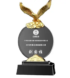 كأس كريستال بالجملة جوائز معدنية النسر النقش بالليزر المخصص كريستال K9 كريستال مع حامل