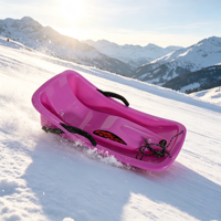Vente en gros usine – Traîneau de ski en plastique rose vif avec siège ergonomique incurvé et cordon de traction – Traîneau durable pour la neige, les pentes et les sports d'hiver en extérieur