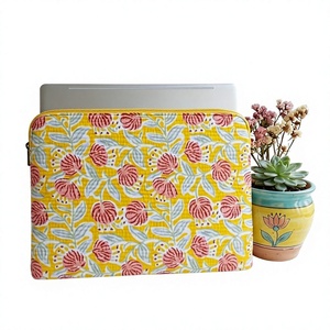 Sac de voyage pour ordinateur portable en coton matelassé imprimé, fabriqué à la main par FloraWeave, avec fermeture éclair et bandoulière - Product Image 2