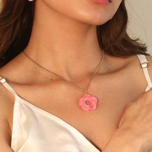 Simple <b>Sweet</b> New Fashion Stainless Steel Necklace with 18K Gold Plated Chain Resin <b>Flower</b> Pendant Trendy Pearl Jewelry for Women - Product Image 3