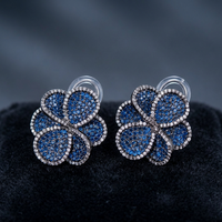 Boucles d'oreilles à clous en cristal floral avec accents de perles d'imitation et finition dorée pour femmes, bijoux de mode pour célébration d'anniversaire