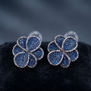Élégantes boucles d'oreilles clous en forme de fleur victorienne avec détails en perles et finition plaquée or pour femmes, bijoux de mariage et de fête - Product Image 4