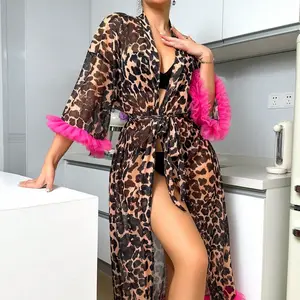 Pluma de alta calidad combinada con conjunto de camisón sexy de mujer con estampado de leopardo, falda larga