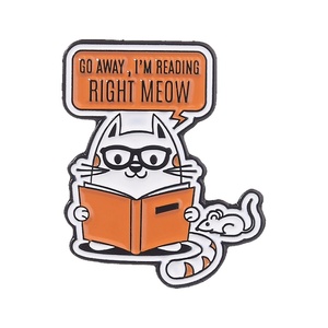 Spilla in smalto 'Go Away I'm Reading Right Meow' con gatto e topo, divertente giocata di parole per amanti dei libri, distintivo da borsa e risvolto, gioielli divertenti, regali per bambini e amici - Product Image 1