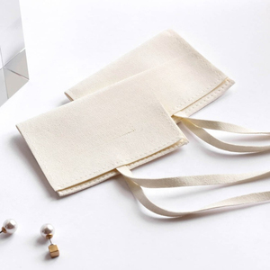 Pochette à bijoux de luxe en microfibre légère de style enveloppe beige avec logo personnalisé, taille personnalisable pour collier, boucles d'oreilles, bague - Product Image 1